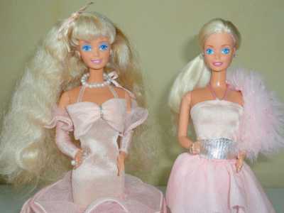 Dalla fine degli anni 70 lo stampo del viso cambia e la nuova tipologia di Barbie viene conosciuta come Barbie Superstar: il volto si ispira all'attrice americana Farrah Fawcett